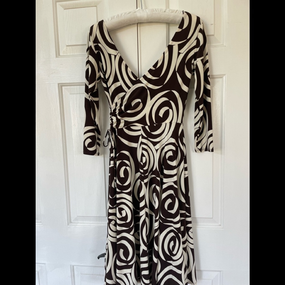 Maggy London size 4 V neck brown white dress